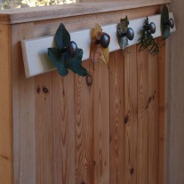 Kapstok met bladeren uit de tuin