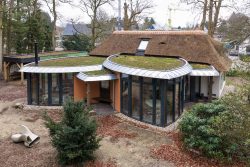 ontwerp SA DESIGN zinken losanges, sedum dak, rieten dak, houten constructie, biobased isolatie
